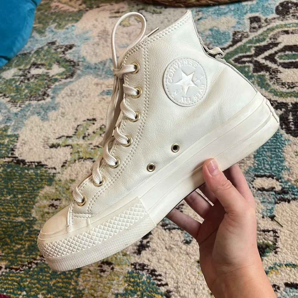 Chuck Taylor All Star Lift Platform in Vintage White/Egret/Gold
